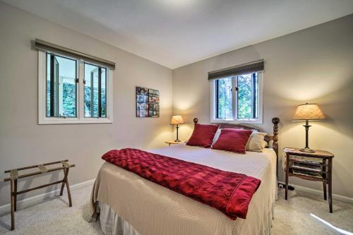 1 dormitorio con 1 cama grande y 2 ventanas en Brevard Retreat about 3 Mi to Downtown!, en Brevard