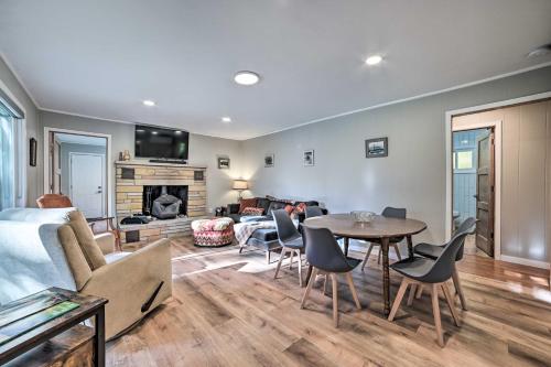 Photo de la galerie de l'établissement Secluded Suttons Bay Retreat with Fire Pit!, à Suttons Bay