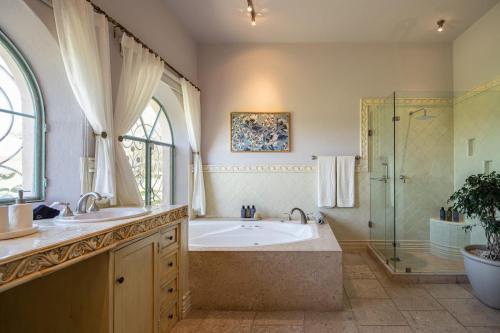 Ένα μπάνιο στο The Sunset Villa at Malanquin Golf Club, 6 Bedrooms
