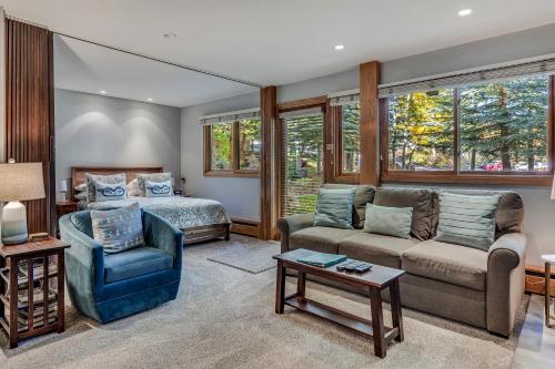 uma sala de estar com um sofá e uma cama em Laurelwood Condominiums 202 em Snowmass Village