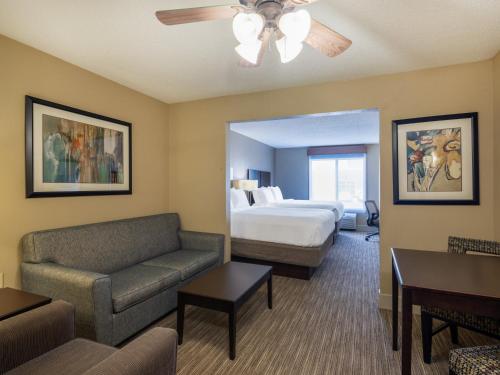 um quarto de hotel com uma cama e um sofá em Holiday Inn Express Gas City, an IHG Hotel em Gas City