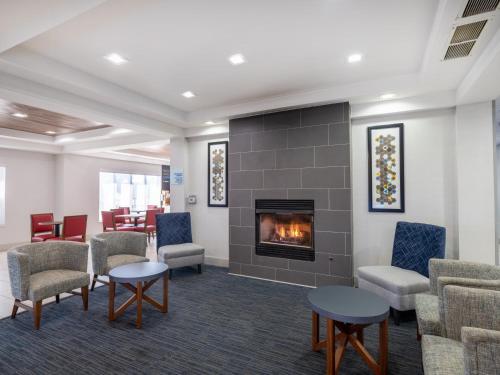 a waiting room with chairs and a fireplace at Holiday Inn Express Gas City by IHG in Gas City
