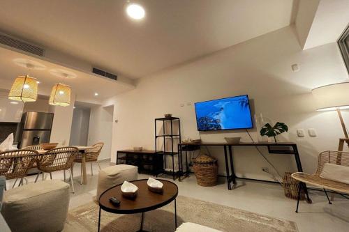 Televisyen dan/atau pusat hiburan di Aquarella Beachfront 2BR Sunset Juan Dolio