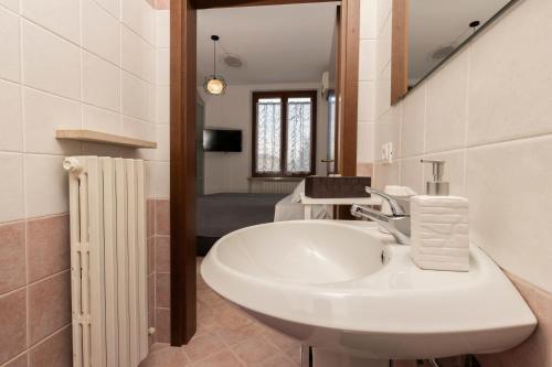 ヴェローナにあるCasa Kataleaのバスルーム(白い洗面台、鏡付)