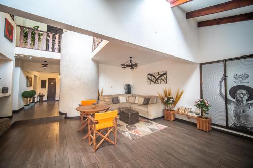 a living room with a couch and a table at Vistas del Conde in Heredia