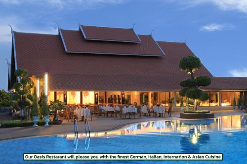 un hôtel avec une piscine dans l'établissement Thai Garden Resort, à Pattaya (nord)