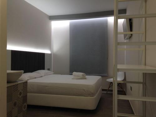 a small bedroom with a bed and a bunk bed at HOSTAL LETTO DAL MARE in Valencia