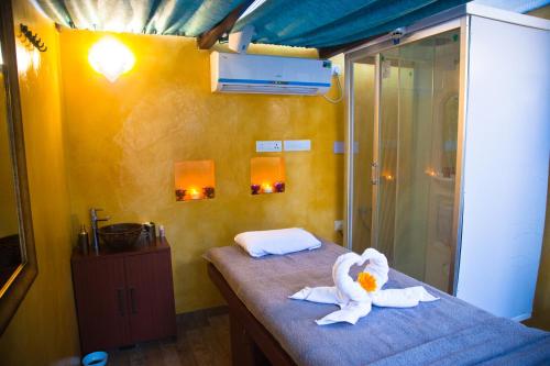 um quarto com duas toalhas numa cama com um chuveiro em Acron Waterfront Resort em Baga