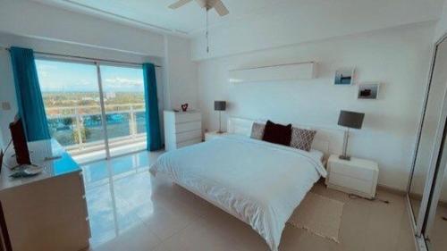 Postel nebo postele na pokoji v ubytování Elegant Blue Sky View Lux at Juan Dolio Las Velas
