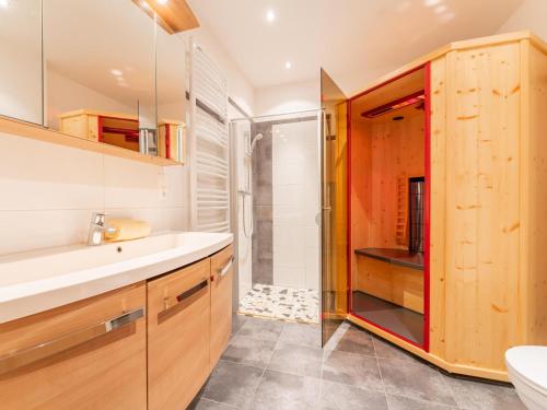łazienka z umywalką i prysznicem w obiekcie Vicky Apartment Large w mieście Niederau