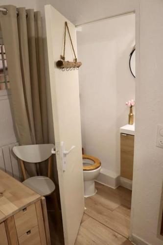 une salle de bain blanche avec des toilettes et un lavabo dans l'établissement Magnifique appartement au cœur d’Avignon, à Avignon