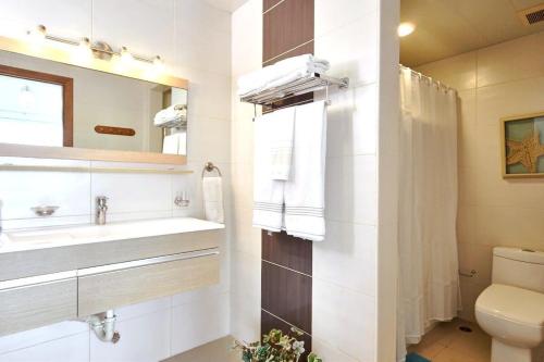a bathroom with a sink and a toilet at Chic and Relax Apartamento Juan Dolio in San Pedro de Macorís