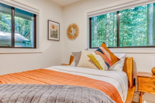 um quarto com 2 camas e 2 janelas em Koselig Cabin em Rhododendron