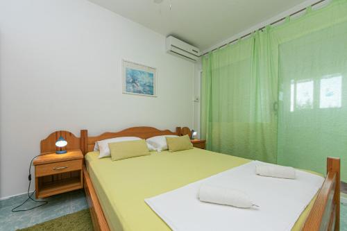 Postel nebo postele na pokoji v ubytování Apartments by the sea Zivogosce - Porat, Makarska - 20097