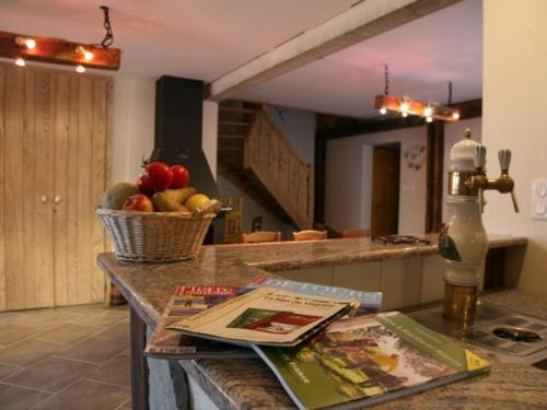 - une cuisine avec un comptoir et un bol de fruits dans l'établissement Gîte spacieux, confort moderne, 8 pers, terrasse privative, animaux admis, WiFi - FR-1-589-227, à Vagney