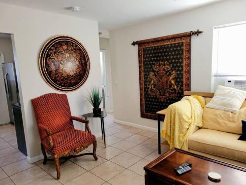 Uma área de estar em Quaint & Comfortable Delray Beach 1 Bedroom