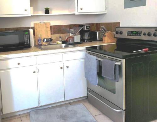 A cozinha ou cozinha compacta de Quaint & Comfortable Delray Beach 1 Bedroom