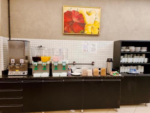 een keuken met een aanrecht met een aanrecht bij MAPP Hotel Aparecida-SP in Aparecida