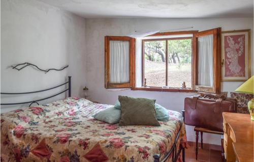 una camera con letto e finestra di 3 Bedroom Cozy Home In Sedini a Sedini
