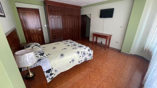 - une chambre avec un lit, une table et une lampe dans l'établissement Departamento Puyo Adventure, à Puyo