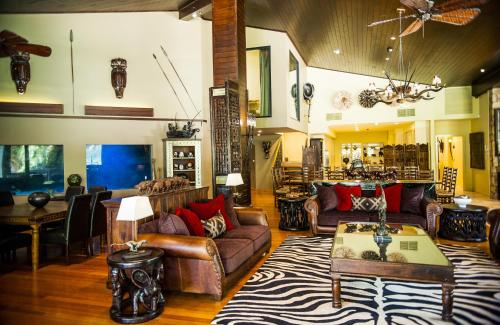 a living room with couches and a table at Jamala Wildlife Lodge in Canberra