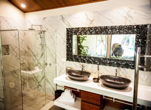 a bathroom with two sinks and a shower at Jamala Wildlife Lodge in Canberra