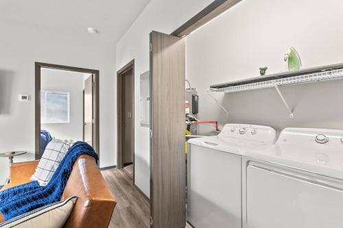 uma cozinha com um fogão e um sofá num quarto em New 2 Bed 2 Bath Near Perry District and DT em Spokane