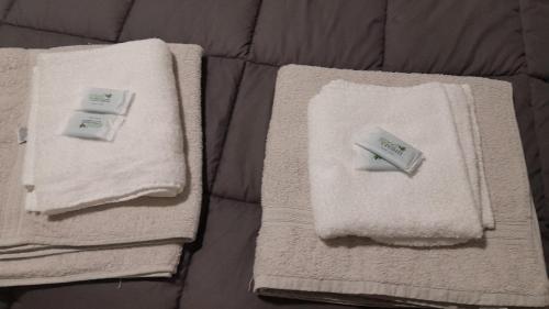 una pila de toallas sentadas en una cama en Departamento x dia Viedma 4 CON COCHERA en Viedma