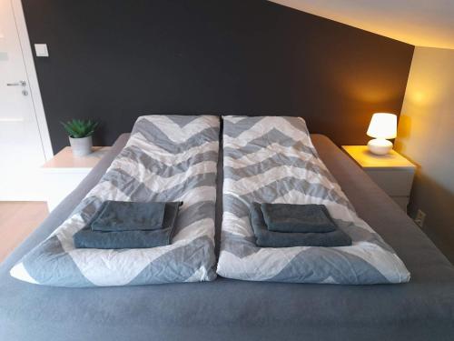 Postel nebo postele na pokoji v ubytování Modern 5 bedroom home, close to everything!