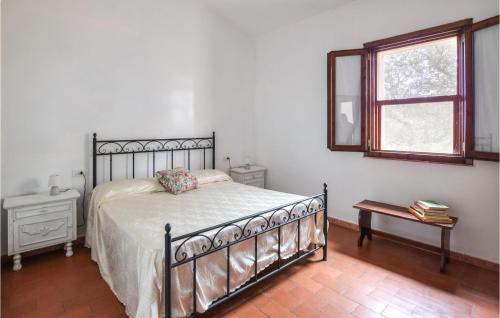 1 dormitorio con cama, espejo y ventana en Pet Friendly Home In Sedini With Swimming Pool, en Sedini
