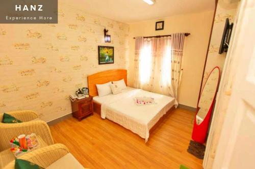 En eller flere senge i et værelse på HANZ Bao Khoi Hotel