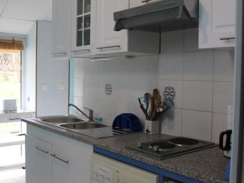 une cuisine avec un évier et un plan de travail dans l'établissement Charmant gîte rénové avec jardin, terrasse, cheminée et wifi - animaux acceptés - FR-1-489-22, à Châtel-de-Neuvre