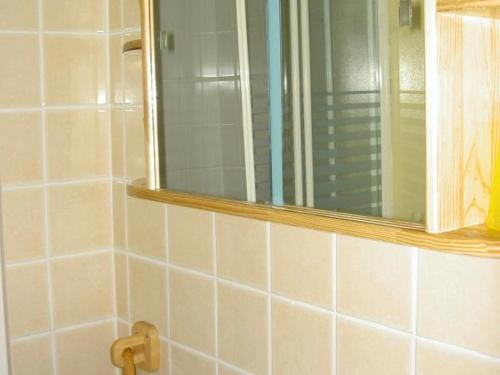 un baño con espejo y lavabo en Charmant gîte rénové avec jardin, terrasse, cheminée et wifi - animaux acceptés - FR-1-489-22, en Châtel-de-Neuvre