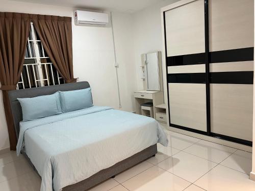 Katil atau katil-katil dalam bilik di 4 bedrooms (private bathroom) Perdana Hill Villa