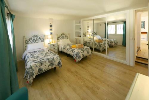 プエルト・デル・カルメンにあるCancillaのベッドルーム1室(ベッド2台、大きな鏡付)