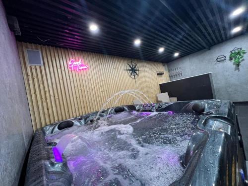 Penthouse Style Luxury 2 Bedroom House has Hot-Tub, extra fees apply photo 9