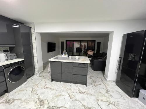 Penthouse Style Luxury 2 Bedroom House has Hot-Tub, extra fees apply photo 12
