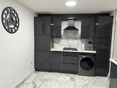 Penthouse Style Luxury 2 Bedroom House has Hot-Tub, extra fees apply photo 11