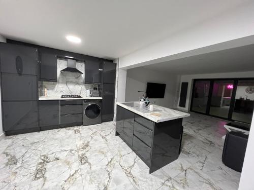 Penthouse Style Luxury 2 Bedroom House has Hot-Tub, extra fees apply photo 10