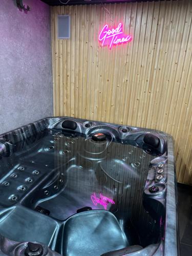 Penthouse Style Luxury 2 Bedroom House has Hot-Tub, extra fees apply photo 19
