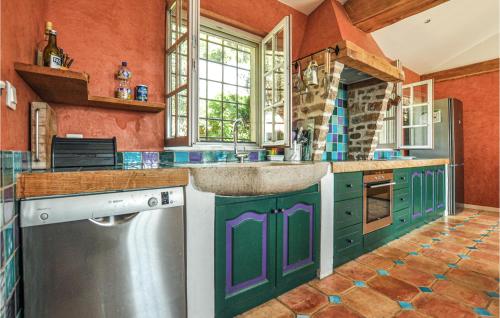 - une cuisine avec des placards verts et violets et un évier dans l'établissement Stunning Home In St Paul De Vence, à Saint-Paul-de-Vence
