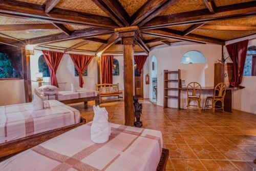 una grande camera con due letti e una cucina di Atremaru Jungle Retreat a Città di Puerto Princesa