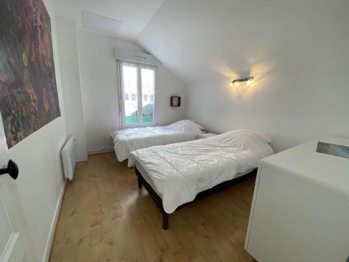 une chambre avec deux lits et une fenêtre dans l'établissement Maison rénovée à Bénodet, 3 étoiles, centre-ville, proche plage et commerces - FR-1-481-125, à Bénodet