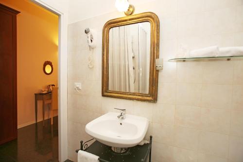 ローマにあるAmica Roma Guest Houseのバスルーム(洗面台、鏡付)