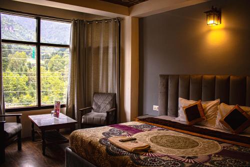 Voodi või voodid majutusasutuse Hotel The Sliver land # Mountain view # River view # Near Volvo Bus Stand # Family Hotel # Open Terrace toas