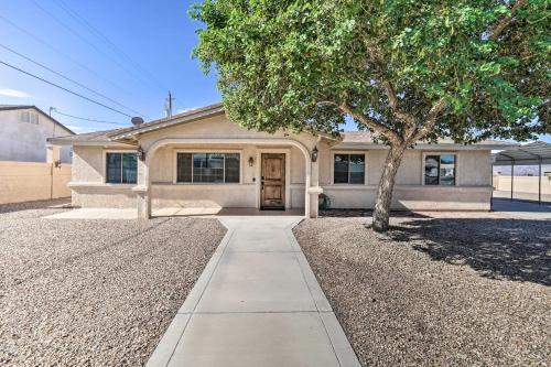 Sunny Lake Havasu Home with Hot Tub, 3 Mi to Beach!