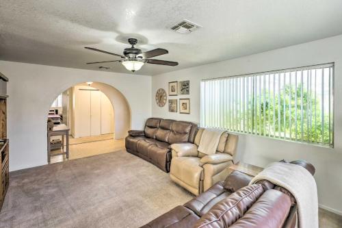 Quaint Bullhead City Getaway about 2 Mi to River!にあるシーティングエリア