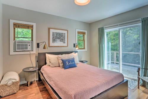 sypialnia z łóżkiem i dużym oknem w obiekcie Cozy White Lake Home with Patio, Deck and Grill! w mieście White Lake