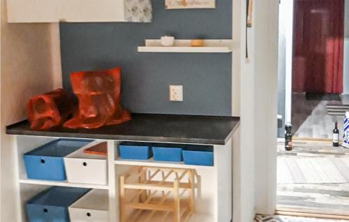 una cocina de juguete con encimera en una habitación en Cozy Apartment In Paulistrm With Kitchen en Pauliström