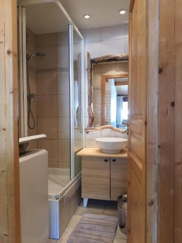 W łazience znajduje się umywalka, prysznic i wanna. w obiekcie Appartement dernier étage 3 chambres - Olympe w mieście Les Deux Alpes